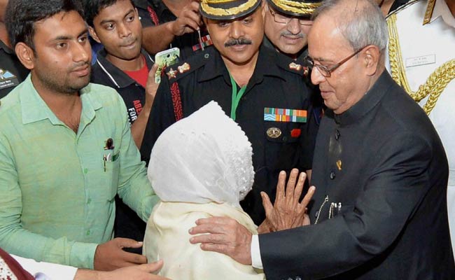 President Pranab Mukherjee Meets Families of 1965 War Heroes