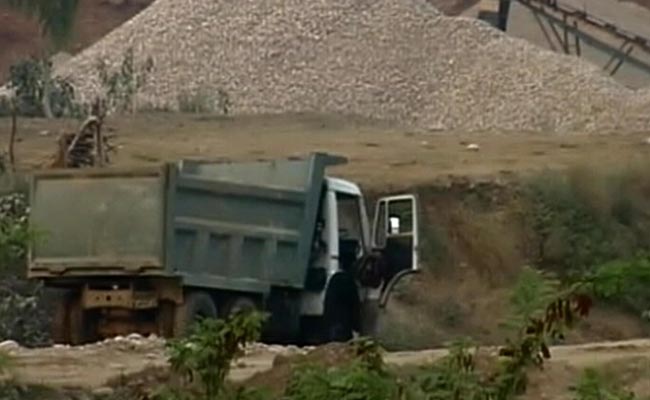 उत्तर प्रदेश में पूरी कानून व्यवस्था पर खनन माफिया भारी, अधिकारियों के पास रटारटाया जवाब-कार्रवाई की जा रही है उत्तर प्रदेश में पूरी कानून व्यवस्था पर खनन माफिया भारी, अधिकारियों के पास रटारटाया जवाब-कार्रवाई की जा रही है