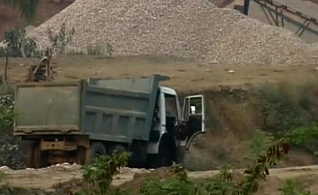 उत्तर प्रदेश में पूरी कानून व्यवस्था पर खनन माफिया भारी, अधिकारियों के पास रटारटाया जवाब-कार्रवाई की जा रही है उत्तर प्रदेश में पूरी कानून व्यवस्था पर खनन माफिया भारी, अधिकारियों के पास रटारटाया जवाब-कार्रवाई की जा रही है