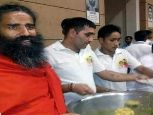 रामदेव ने लॉन्च किया अपना आटा नूडल्स, खुद बनाकर लोगों को परोसा