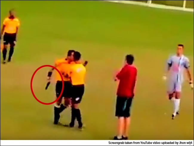 Referee Flashes Gun During A Football Game In Brazil ब्राजील गुस्साए रेफरी ने मैदान पर ही