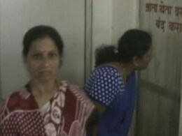 मुंबई में एक 'मां' के हंगामे से डरे RTO अधिकारी ने खुद को टॉयलेट में बंद किया मुंबई में एक 'मां' के हंगामे से डरे RTO अधिकारी ने खुद को टॉयलेट में बंद किया