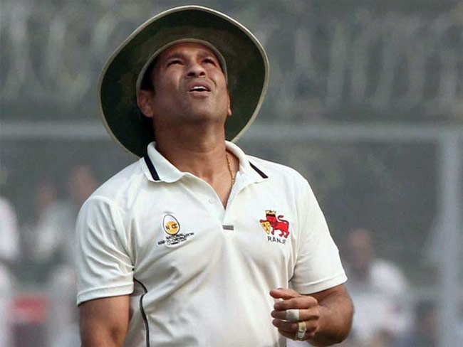 स्कूली क्रिकेट में 1009* रन बनाने वाले प्रणव की तारीफ में सचिन और धोनी ने पढ़े कसीदे स्कूली क्रिकेट में 1009* रन बनाने वाले प्रणव की तारीफ में सचिन और धोनी ने पढ़े कसीदे