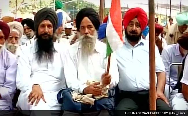 Ex-Servicemen Hold 'Sainik Ekta' Rally at Delhi's Jantar Mantar