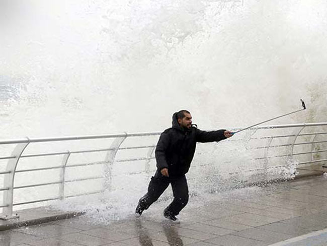 अगर आपको भी है सेल्फी का जुनून, तो जरा संभल कर क्योंकि...