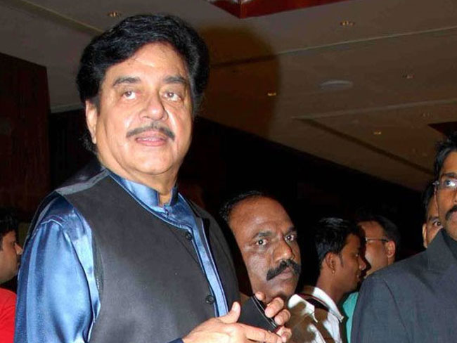 शत्रुघ्न ने फिर फोड़ा ट्वीट बम, बोले- आरक्षण पर RSS प्रमुख की राय को गंभीरता से लेना चाहिए