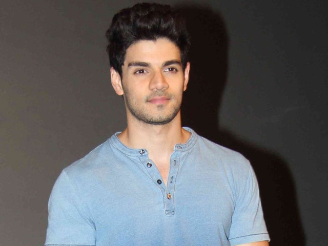 Sooraj Pancholi Wants 'Pure Romance' With Deepika, Alia