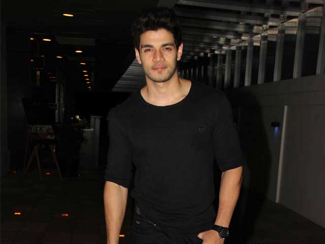 Sooraj Pancholi Misses Lunch Break, Lovely Moments on <i>Hero</i> Sets