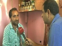 कश्मीर : बाढ़ की भेंट चढ़ने के एक साल बाद, हिलाल अहमद के घर फिर से गूंजेंगी शहनाई कश्मीर : बाढ़ की भेंट चढ़ने के एक साल बाद, हिलाल अहमद के घर फिर से गूंजेंगी शहनाई