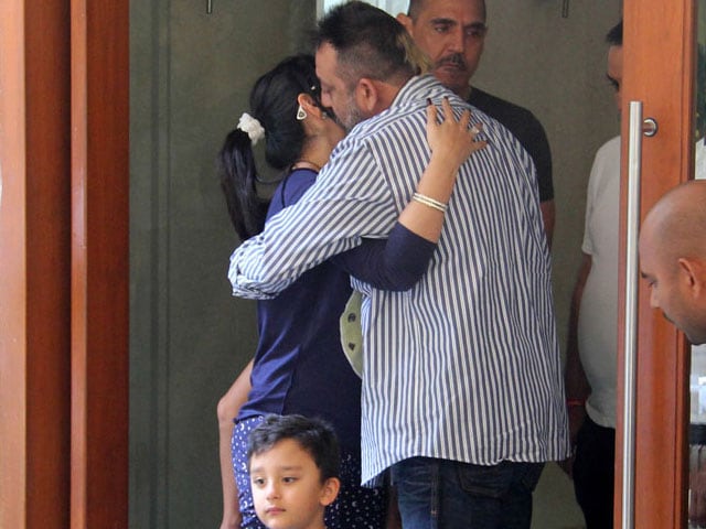 Sanjay Dutt Goes Back to Jail, Family says Goodbye