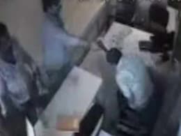 उल्हासनगर : पांच करोड़ न देने पर गुंडों ने व्यापारी को गोली मारी उल्हासनगर : पांच करोड़ न देने पर गुंडों ने व्यापारी को गोली मारी