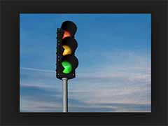 Traffic Rules: पीली बत्ती जंप करने से क्या होता है चालान? जानें येलो लाइट के सभी नियम