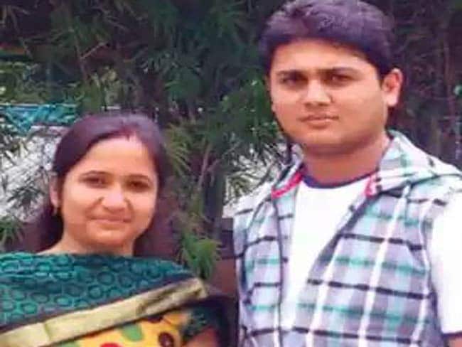 बेंगलुरु: सड़क पर गड्ढे के कारण गिरने से पत्नी की मौत हुई और पुलिस ने पति को आरोपी बना दिया
