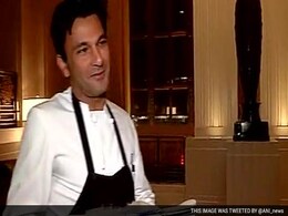 PM Modi Signs Flag to be Gifted to President Obama, Stirs Debate PM Modi Signs Flag to be Gifted to President Obama, Stirs Debate