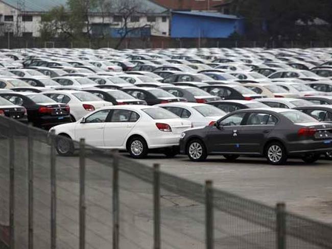 Fitch Warns of Downgrading Volkswagen Over Pollution Scandal