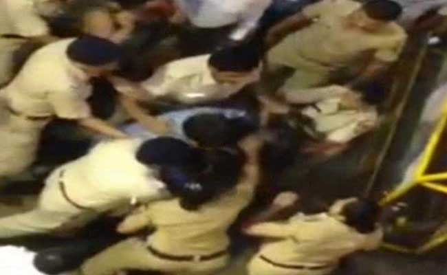 Assaulted by Cops for Standing in 'VIP' Queue, Says Woman in Video Gone Viral