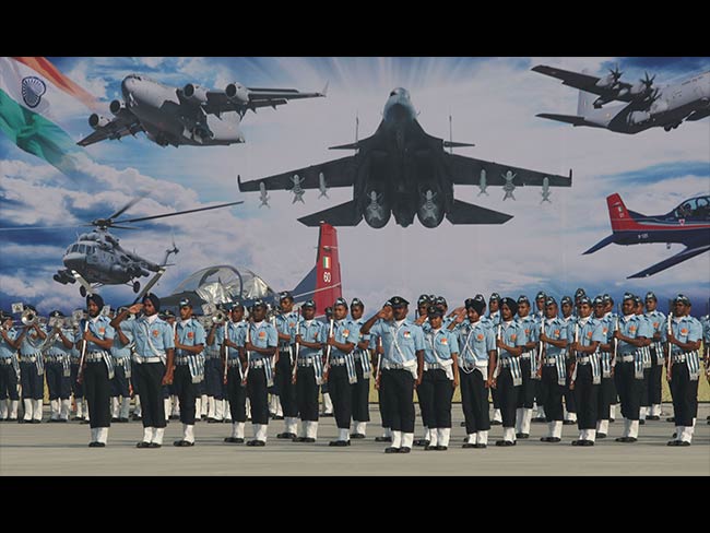 हिंडन एयरबेस पर वायुसेना दिवस की फुल ड्रेस रिहर्सल ने सभी को किया मुग्ध हिंडन एयरबेस पर वायुसेना दिवस की फुल ड्रेस रिहर्सल ने सभी को किया मुग्ध