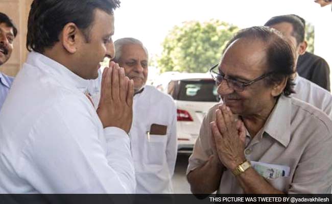 Ghulam Ali Performs in Lucknow, Meets Akhilesh Yadav