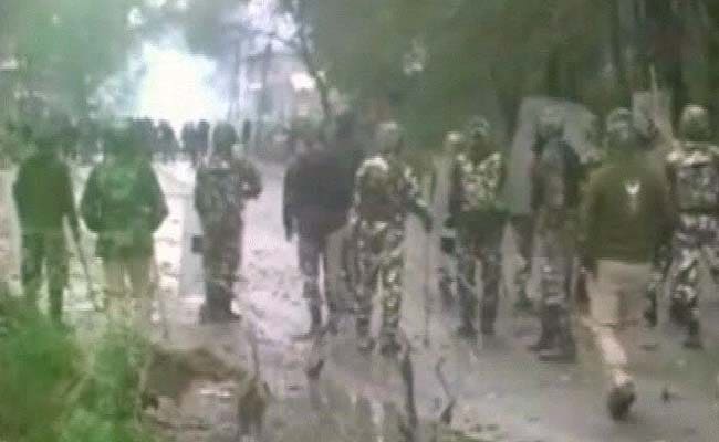 जम्मू-कश्मीर के अनंतनाग में पुलिस से भिड़े प्रदर्शनकारी, चार लोग घायल