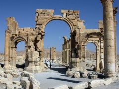Islamic State Blows Up Arch of Triumph in Syria's Palmyra