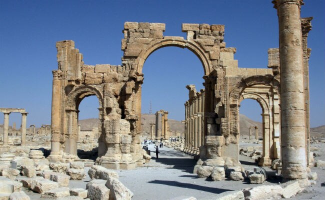 Islamic State Blows Up Arch of Triumph in Syria's Palmyra