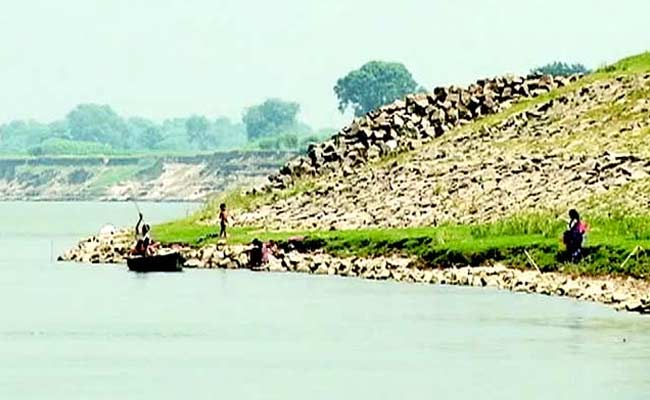 उमाशंकर सिंह : वोट काटने में जुटे नेताओं को परवाह नहीं गंगा के कटाव की