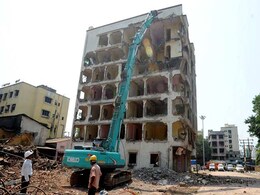 नवी मुंबई में अवैध निर्माणों पर चला प्रशासन का हथौड़ा, निवासियों के सर पर छत का संकट नवी मुंबई में अवैध निर्माणों पर चला प्रशासन का हथौड़ा, निवासियों के सर पर छत का संकट