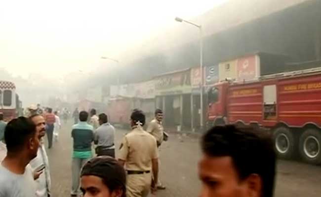 मुंबई : क्रॉफर्ड मार्किट में लगी भीषण आग, लाखों का सामान खाक मुंबई : क्रॉफर्ड मार्किट में लगी भीषण आग, लाखों का सामान खाक