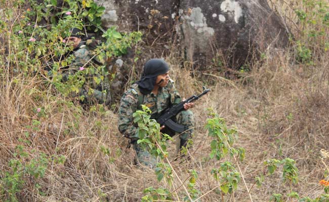 कश्मीर में सीआरपीएफ कैंप पर आतंकवादियों का हमला, जवाबी कार्रवाई के बाद भागे