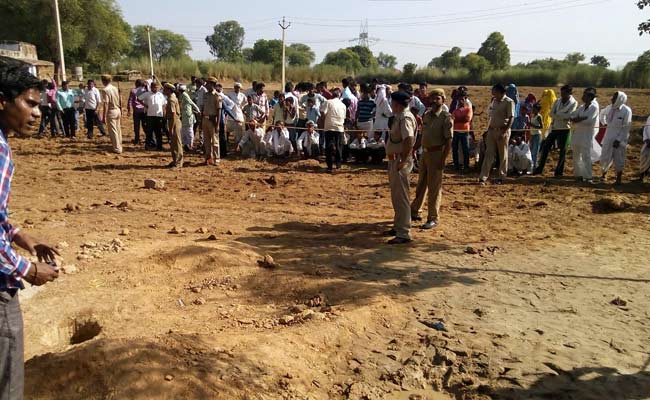 राजस्थान : 200 फीट गहरे बोरवेल में गिरी ढाई साल की बच्ची को सुरक्षित निकाला गया