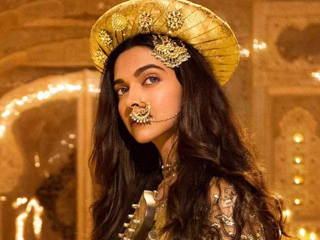 'दीवानी मस्तानी' दीपिका की खूबसूरती से आंखें नहीं फेर सकते रणवीर सिंह
