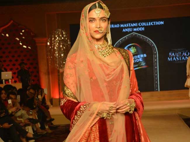 ...जब दीपिका पादुकोण ने रैंप पर दिखाया 'मस्तानी' का शाही अंदाज