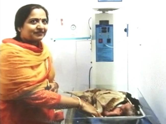 दिल्ली में जाम लगा तो गर्भवती महिला की डिलिवरी करवानी पड़ी सड़क किनारे