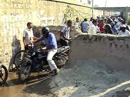 दक्षिण दिल्ली की इस सड़क के बीचोबीच किसने बनाई दीवार? दक्षिण दिल्ली की इस सड़क के बीचोबीच किसने बनाई दीवार?