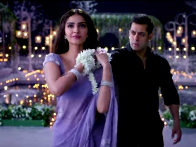 Salman Khan Serenaded Sonam Kapoor With 7000 Jalte Diye