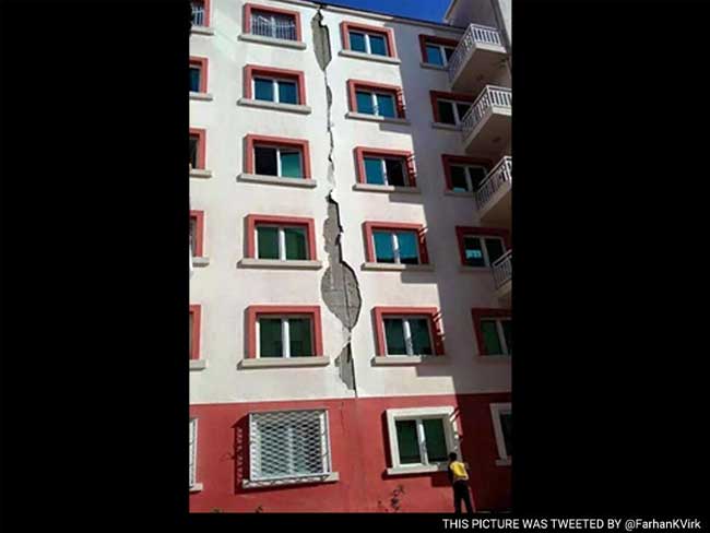 तस्वीरें : उत्तर भारत में भूकंप के तेज़ झटके, इमारतों से भागे लोग