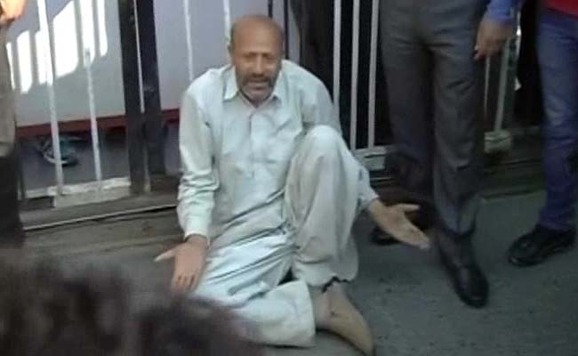 Engineer Rashid Detained for Trying to March to Chief Minister Mufti Sayeed's Residence