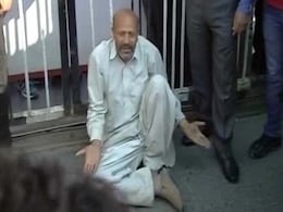 जेएनयू विवाद में गिरफ्तारी के खिलाफ श्रीनगर में मार्च निकाल रहे विधायक राशिद हिरासत में जेएनयू विवाद में गिरफ्तारी के खिलाफ श्रीनगर में मार्च निकाल रहे विधायक राशिद हिरासत में