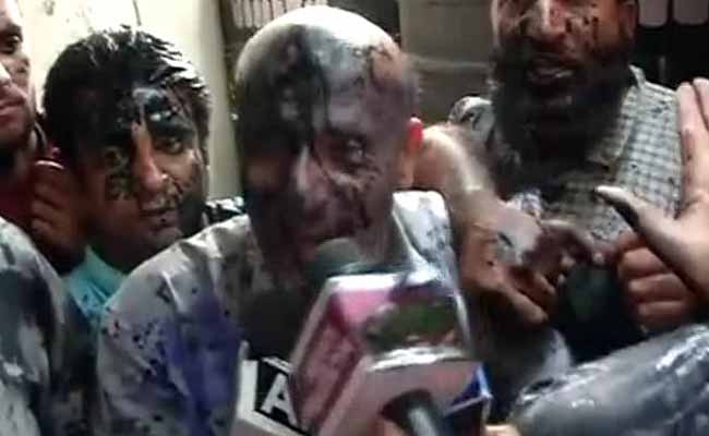 जम्मू-कश्मीर के विधायक इंजीनियर राशिद पर स्‍याही फेंकने के मामले में दो गिरफ्तार