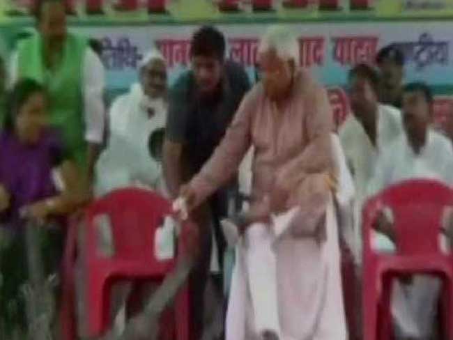 बिहार चुनाव : सभा के मंच पर बैठे लालू पर गिरा पंखा, बाल-बाल बचे