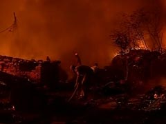 दिल्ली के मंगोलपुरी इलाके में झुग्गी बस्ती में आग से 250 घर राख