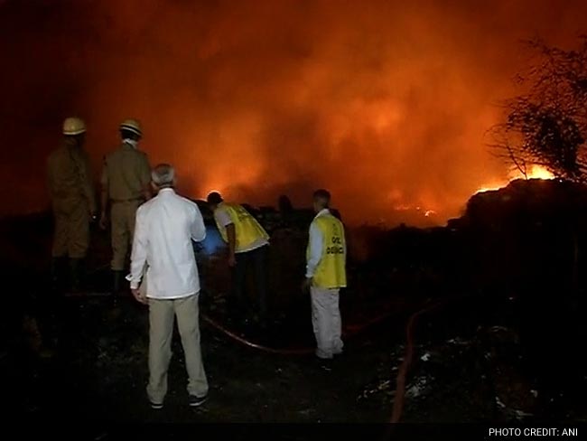 दिल्ली के मंगोलपुरी इलाके में झुग्गी बस्ती में आग से 250 घर राख