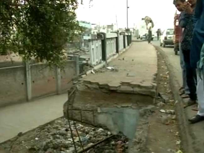 देखें तस्वीरें : भोपाल में नींद में आई मौत, सोते हुए लोगों पर गिरी फ्लाईओवर की दीवार