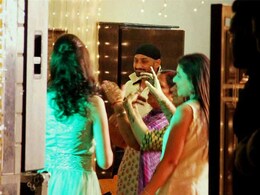 भज्जी और गीता बसरा को लगी मेहंदी, शादी समारोह शुरू, देखें तस्वीरें भज्जी और गीता बसरा को लगी मेहंदी, शादी समारोह शुरू, देखें तस्वीरें