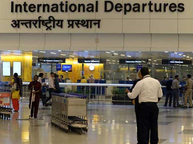 'इंदिरा गांधी अंतरराष्ट्रीय हवाई अड्डे पर देखी गई ड्रोन जैसी वस्तु'