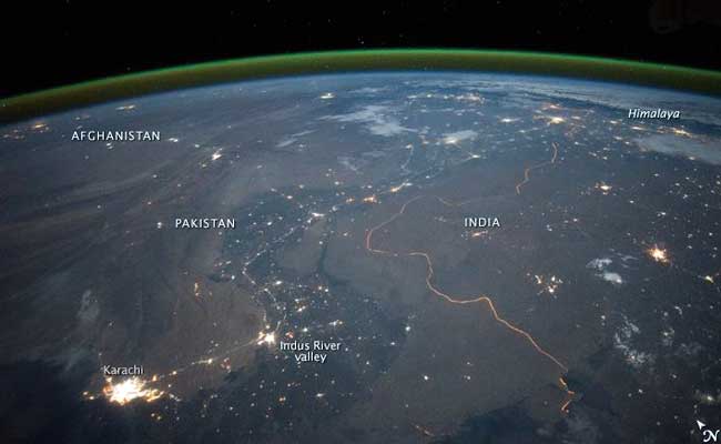 This is What the India-Pakistan Border Looks Like at Night From Space