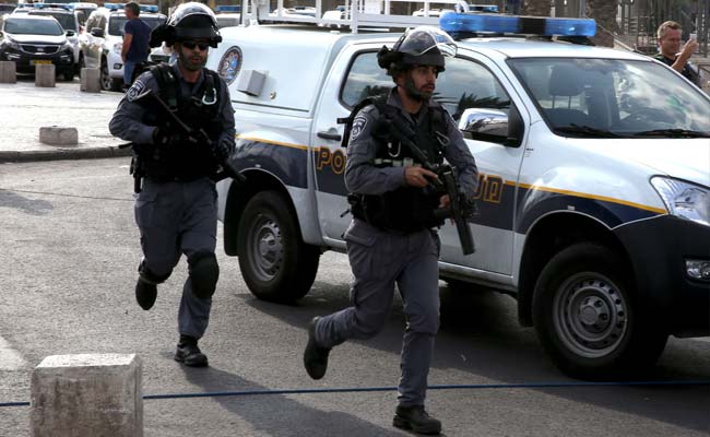 Palestinian Wounds Israeli Policeman in Attempted Suicide Bombing