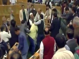 जम्मू-कश्मीर में 'बीफ पार्टी' से भड़की BJP, निर्दलीय विधायक को सदन के भीतर ही पीट डाला जम्मू-कश्मीर में 'बीफ पार्टी' से भड़की BJP, निर्दलीय विधायक को सदन के भीतर ही पीट डाला