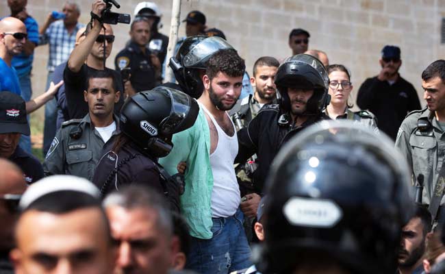 3 Israeli Policemen Stabbed in Jerusalem, Attacker Shot Dead