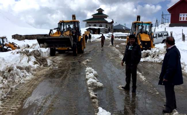 Snow Clearance Operation Underway To Restore Jammu-Srinagar Highway